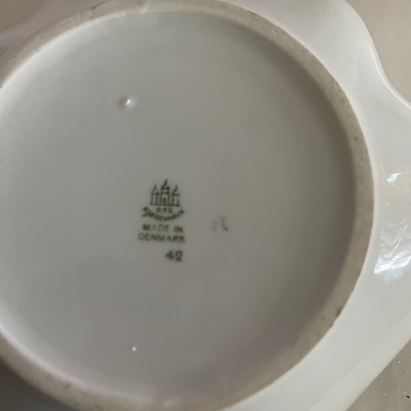Bing & Grondahl Falling Leaves 7” Shell Bon Bon Porcelain Dish. Perfect Cond. - Picture 4 of 4